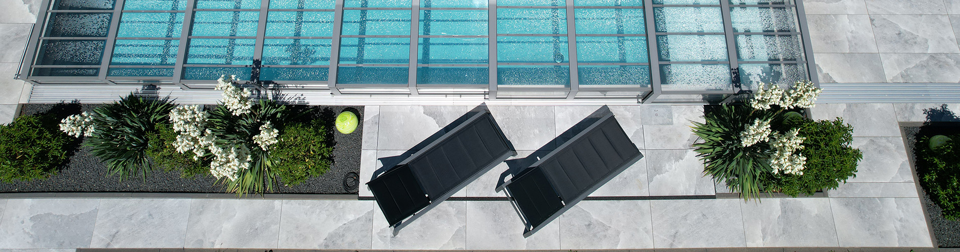 Swimmingpool mit Liegen